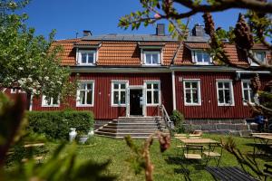 a red house with a red roof at Blankaholms Gästgiveri in Blankaholm