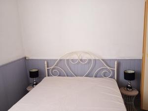 una camera da letto con un letto bianco con due lampade di ALPES DE HAUTE PROVENCE , VINON SUR VERDON , UN DES PLUS BEAUX VILLAGE PROVENÇAL DE FRANCE POUR 4 a 5 PERS , TRES GRAND APPT 2 PCES , Tout Confort entièrement équipé a Vinon-sur-Verdon Altre 4 foto