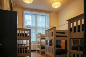 3 łóżka piętrowe w pokoju z oknem w obiekcie Edinburgh Backpackers w Edynburgu