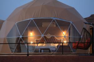 una vista interna di una tenda con un letto. di Panorama Wadi Rum a Wadi Rum