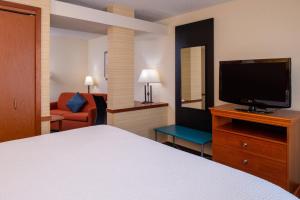 Fairfield Inn & Suites Greensboro Wendover tesisinde bir odada yatak veya yataklar