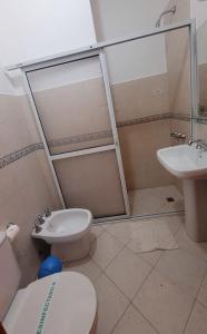 een badkamer met een toilet en een wastafel bij Manantiales Hotel Boutique in Victoria