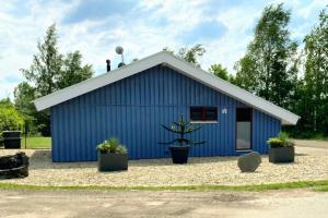 Gallery image of Ferienhaus am See (1 bis 4 Personen), Tretboot, Sauna, Whirlpool, Kamin in Twist