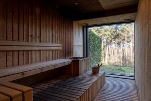 pusta sauna z dużym oknem w obiekcie Pena Park Hotel w mieście Ribeira de Pena