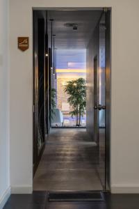 een open deur naar een hal met uitzicht op de oceaan bij Pena Park Hotel in Ribeira de Pena