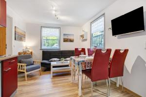 una sala de estar con una mesa y un sofá en Bungalow - Bark Sedov, Bgl 2, en Dranske