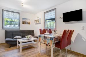 una sala de estar con una mesa y un sofá en Bungalow - Bark Sedov, Bgl 2, en Dranske 14 fotos más