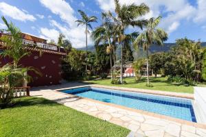 einen Pool im Hof eines Hauses mit Palmen in der Unterkunft San Benito - spektakuläres Haus mit Privatpool für bis zu 13 Gäste in Los Realejos