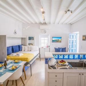 ミコノス・シティにあるLike a white seagull in Mykonos!のベッド1台付きの部屋、シンク付きのキッチン