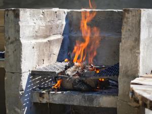 un forno di mattoni con un fuoco dentro di Golentle Home Stay a Maun