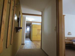ザンクト・アントン・アム・アールベルクにあるWolke7 Family Firstの黄色いキャビネット付きの部屋につながる廊下