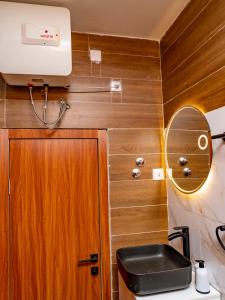a small bathroom with a toilet and a sink at Appartement Bali (Asie) in Cotonou