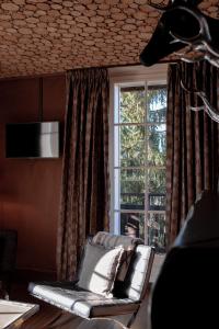 sala de estar con sofá y ventana en Lodge Park, en Megève