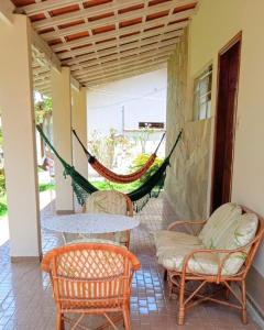 een hangmat op de veranda van een huis bij Recanto Jacarandá in Ouro Fino