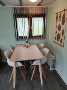 een eettafel en stoelen in een kamer bij Vakantiehuisje Veluwe bij Speuldersbos in Putten