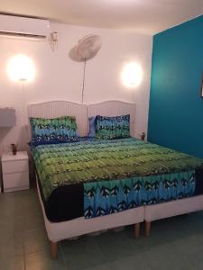 A bed or beds in a room at Bon Bini Lagun Curacao