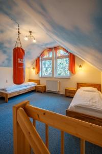 um quarto com um saco de boxe pendurado no tecto em Hotel König Ludwig em Altötting