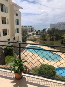 balcón con vistas a la piscina en Quinta das Rosas - Oceanview Apartment, en Buarcos