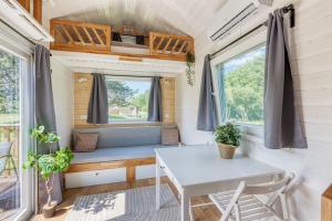 Posezení v ubytování Rode Tiny House met zwembad