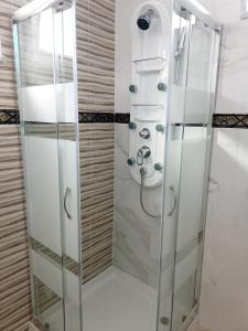 y baño con ducha y puerta de cristal. en Hostel Boutique Marisol en Monte Gordo