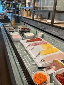 uma linha de buffet com muitos tipos diferentes de alimentos em Hotel Atlanta Knokke em Knokke-Heist