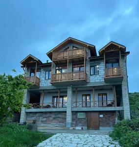 Un grand bâtiment avec un balcon est à votre disposition. dans l'établissement Berkri Gastro Yard & Guest House, à Yenokavan