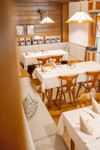 a dining room with white tables and chairs at König Ludwig Design Hotel NEU Zimmer mit Sauna oder Whirlpool, genug Parkplatz in Altötting