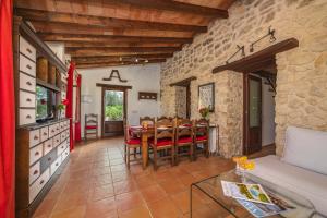 cocina y sala de estar con mesa y sillas en Villa Can Cosme, en Alcudia