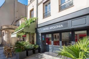 ein Geschäft mit einem Schild, das Hotel akoyaemia liest in der Unterkunft Hotel Apolonia Paris Mouffetard, Sure Hotel Collection by Best Western in Paris