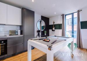 eine Küche mit einem Billardtisch in einem Zimmer in der Unterkunft Modern 2 Bed Apartment with Pool Table by Vista Stays Short Lets Manchester in Manchester