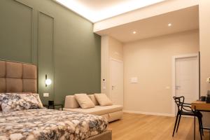 une chambre avec un lit et un canapé dans l'établissement SUITE 33, à Naples