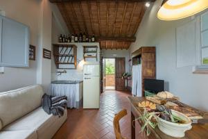 a living room with a couch and a table at Casa vacanze Aurora in Isola d'Arbia