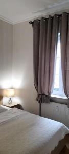 sypialnia z łóżkiem i oknem w obiekcie Kamienica w Gdańsku w Gdańsku