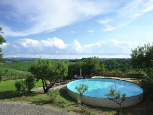 uma grande piscina no meio de um jardim em Lovely holiday home in Montefiridolfi with hill view em Montefiridolfi