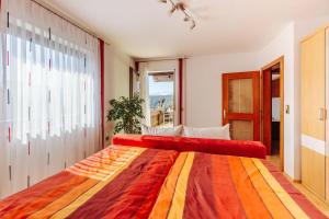 a bedroom with a large bed and a window at Ferienwohnungen Martha in Obersammelsdorf