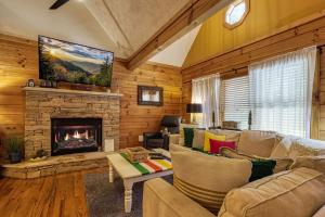 Χώρος καθιστικού στο Moonrise Cabin- Hot Tub, Arcade, 560 FREE tickets each paid day!!!