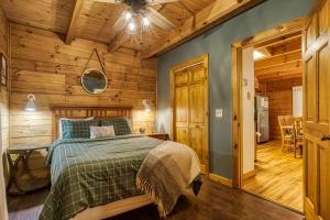 Ένα ή περισσότερα κρεβάτια σε δωμάτιο στο Moonrise Cabin- Hot Tub, Arcade, 560 FREE tickets each paid day!!!
