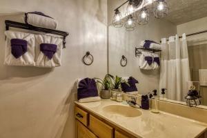 Ένα μπάνιο στο Moonrise Cabin- Hot Tub, Arcade, 560 FREE tickets each paid day!!! +40 φωτογραφίες