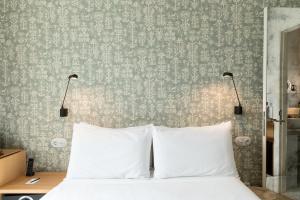 Hotel Tayko Sevilla客房内的一张或多张床位