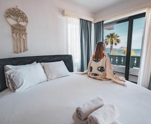 Un pat sau paturi într-o cameră la Kefi Beach & Suites