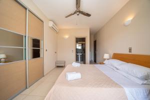 Кровать или кровати в номере Villa Levanta Agia Efimia Ayia Evfimia Kefalonia