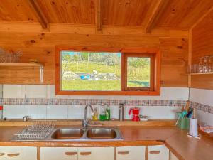 eine Küche mit einem Waschbecken und einem Fenster in der Unterkunft Yatehue Lodge in Chadmo