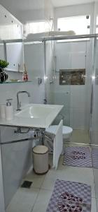 ein weißes Badezimmer mit Waschbecken und Toilette in der Unterkunft Suíte Singular in Boa Vista