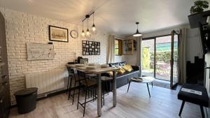 een keuken en een woonkamer met een tafel en een bank bij Au refuge du matelot in Le Crotoy