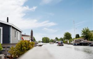 een rivier met boten erin met een huis en een boot sidx bij Awesome Home In Breukelen in Breukelen