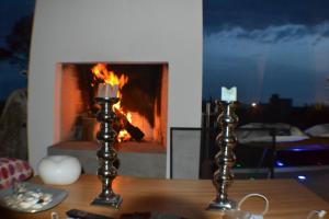 dos velas en una mesa frente a una chimenea en Casa Mar, en Punta del Este