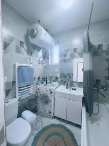 een badkamer met een toilet, een wastafel en een douche bij Guest house B&B in Kochkorka