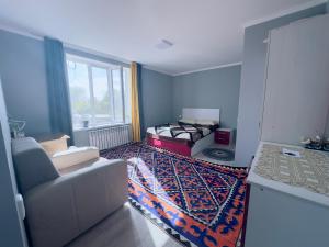 Pokój z kanapą, łóżkiem i oknem w obiekcie Guest house B&B w mieście Kochkorka