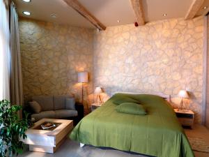 Un dormitorio con una cama verde y una silla en Boutique Hotel Light House Jurmala en Jūrmala