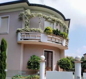 B&B Romeo في سانتاركانجيلو دي رومانيا: مبنى به نافذة عليها زهور
